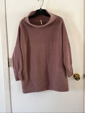 Free People taupe ribbed knit wide turtleneck sweater Size Medium
